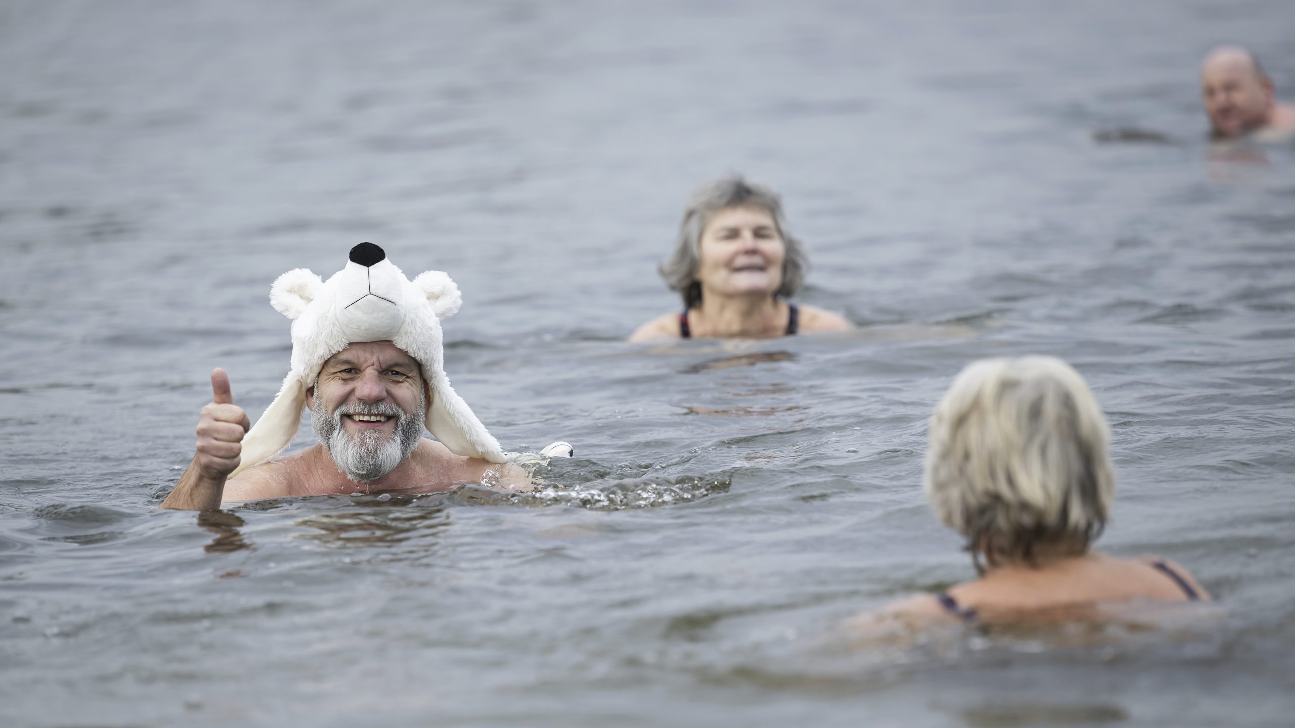 Plavci poÃ„Âas tradiÃ„ÂnÃƒÂ©ho SilvestrovskÃƒÂ©ho plÃƒÂ¡vania pri jazere Moossee vo Ã…Â vajÃ„Âiarsku.