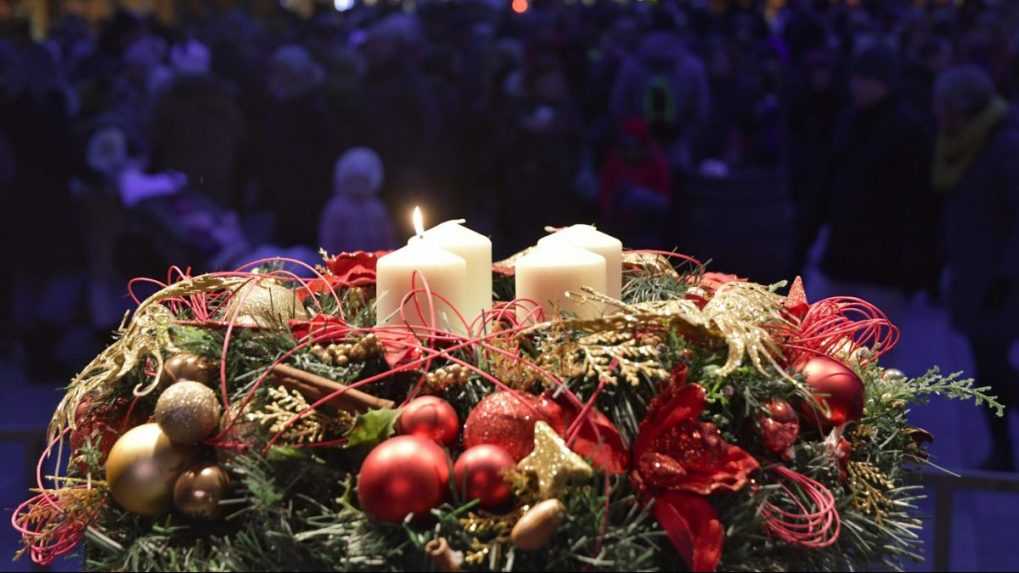 Advent je obdobím prípravy na Vianoce. Viete čo symbolizuje adventný veniec a ako začala jeho tradícia?