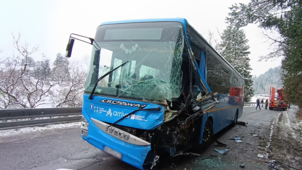 Na Liptove sa zrazil autobus s nákladným autom, cesta je neprejazdná