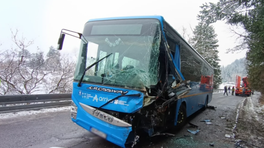 Zrážka autobusu a nákladného auta.