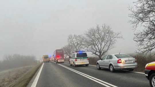 Na snímke kolóna pri Dargove, kde sa prevrátil autobus.