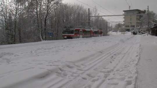 Zasnežená tatranská električka.