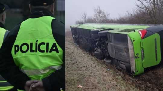 Na snímke dopravní policajti a prevrátený autobus.