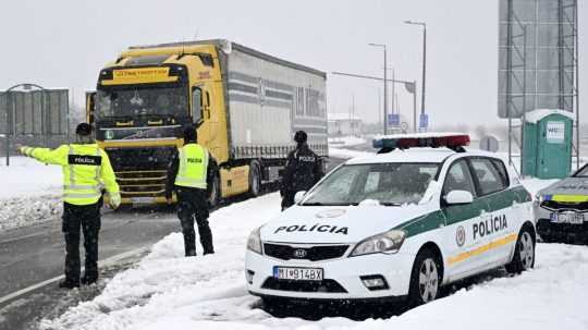 Náhodné policajné kontroly na slovensko-maďarskom hraničnom priechode Slovenské Nové Mesto - Sátoraljaújhely.