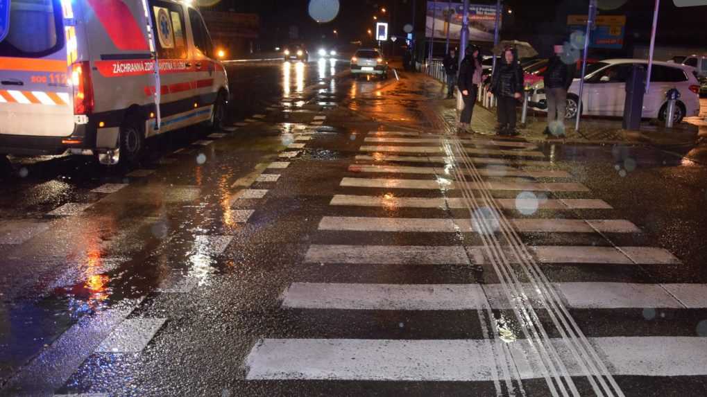 Vodička zrazila na priechode v Trenčíne matku s dcérou. Staršia žena bojuje v nemocnici o život