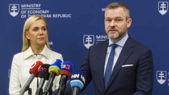 Predseda NR SR Peter Pellegrini a podpredsedníčka vlády a ministerka hospodárstva SR Denisa Saková (obaja Hlas-SD) počas tlačovej konferencie k predstaveniu návrhov na stabilizáciu cien energií v roku 2024.