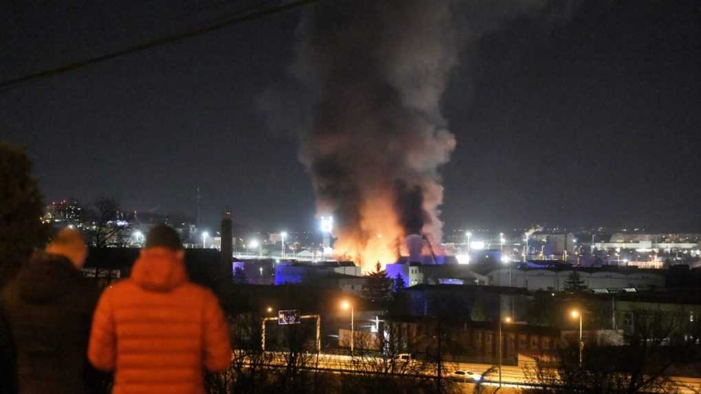 Muži z diaľky sledujú požiar v Prešove.