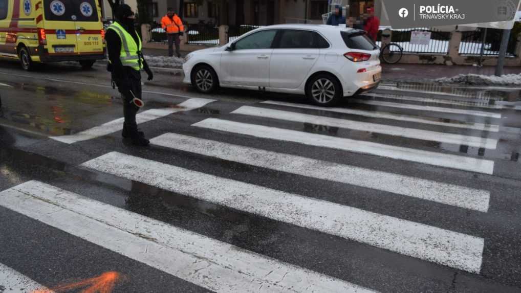 Vodička zrazila na priechode pre chodcov ženu s dvoma deťmi