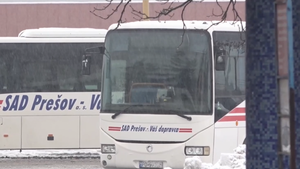 Východ príde o niektoré ranné a večerné spoje. Týka sa to aj väčších miest, autobusy vraj vozili len vzduch