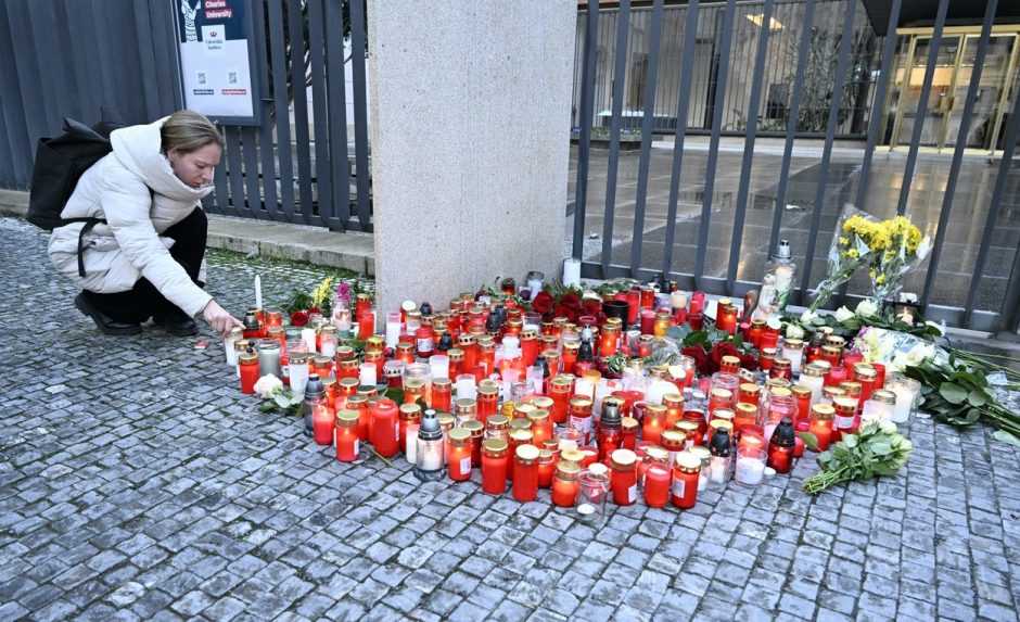 Pietne miesto za obete streľby pred Karolinom.