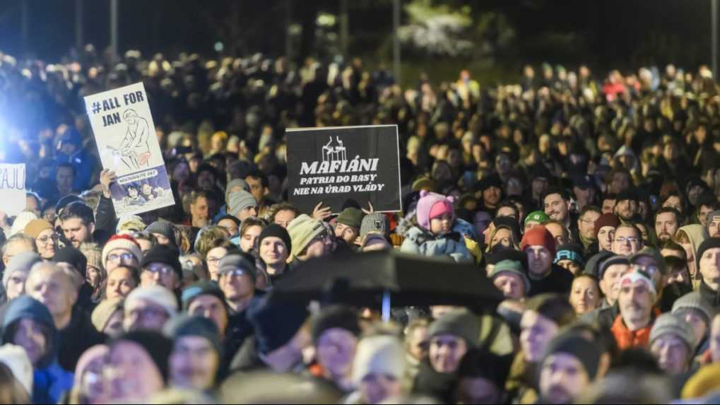 Opozičné protesty proti vláde pokračujú. Na námestia naprieč Slovenskom prišli tisíce ľudí