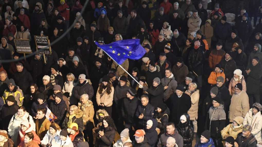 Ľudia mávajú európskou vlajkou na protestnej akcii, ktorú zvolala trojica opozičných strán.