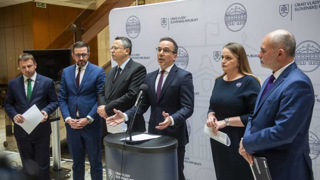 Minister práce Erik Tomáš so zástupcami tripartity.