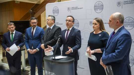 Minister práce Erik Tomáš so zástupcami tripartity.