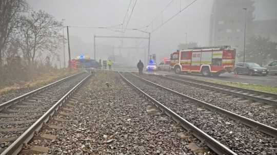 Miesto zrážky vlaku s autom.