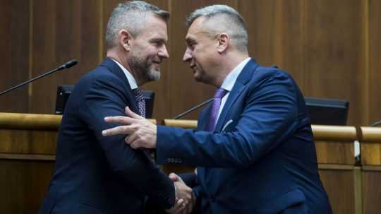 Zľava Peter Pellegrini a Andrej Danko si podávajú ruky.