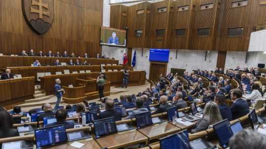 Poslanci v pléne parlamentu.