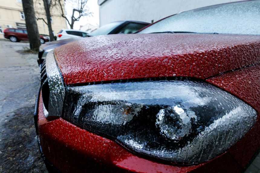 Západ Slovenska potrápila poľadovica, počasie  spôsobilo nehody aj na východe