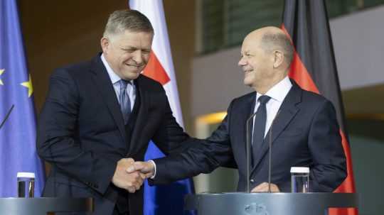 Sprava nemecký kancelár Olaf Scholz a premiér Robert Fico.