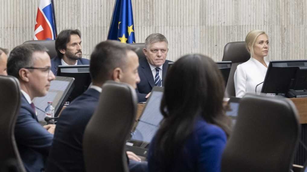 Vláda stiahla návrh novely o ochrane oznamovateľov, naďalej však trvá na zámere