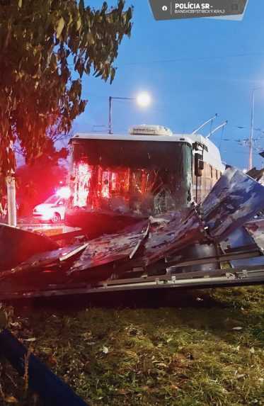 Nehoda trolejbusu v Banskej Bystrici.