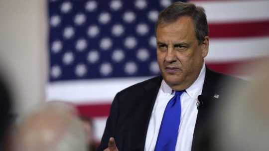 Bývalý guvernér amerického štátu New Jersey Chris Christie oznámil, že odstupuje zo súboja o nomináciu Republikánskej strany v prezidentských voľbách.