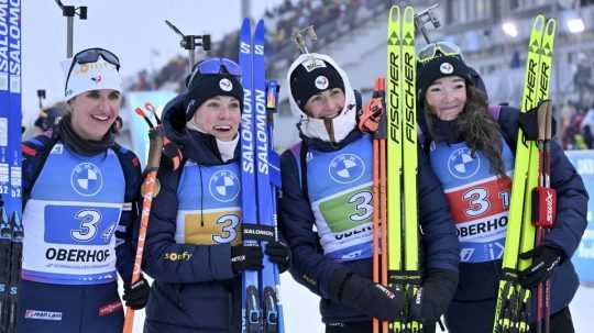 Zľava Julia Simonová, Sophie Chauveauová, Justine Braisazová-Bouchetová a Lou Jeanmonnotová.