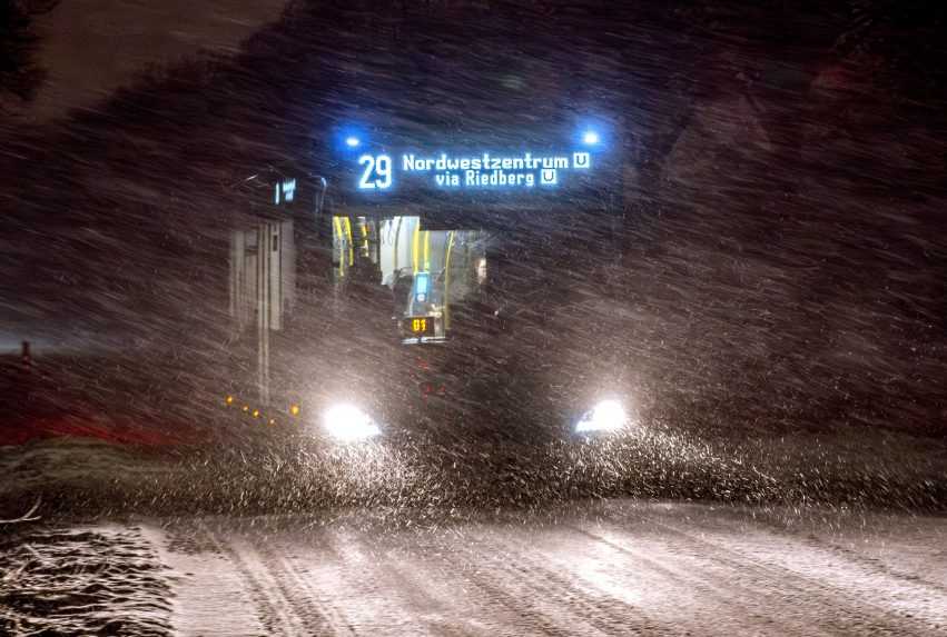 Autobus jazdÃƒÂ­ po zasneÃ…Â¾enej ceste v nemeckom Frankfurte nad Mohanom po sneÃ…Â¾enÃƒÂ­ vo Ã…Â¡tvrtok 18. januÃƒÂ¡ra 2024.