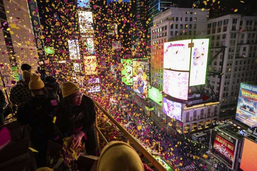 Na sn&iacute;mke novoročn&eacute; oslavy v New Yorku.