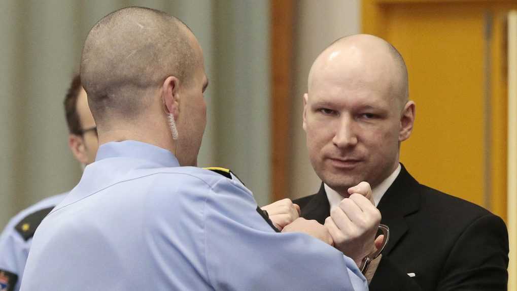 Masový vrah Breivik stále predstavuje veľké riziko pre spoločnosť. Prokuratúra neodporúča jeho prepustenie