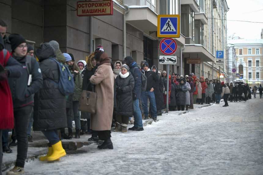 Rusi stoja v dlhých radoch aj niekoľko hodín, aby podporili protivojnového kandidáta na post prezidenta