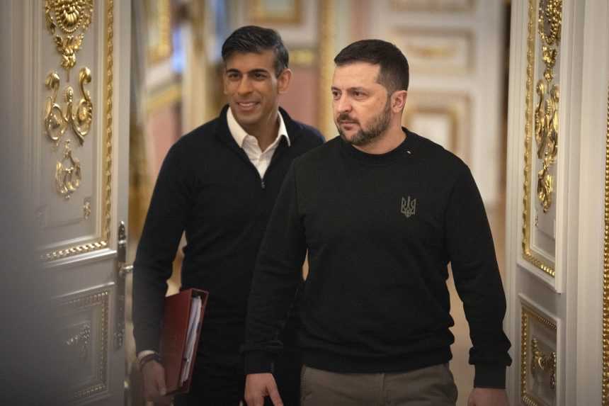 Britsk&yacute; premi&eacute;r Rishi Sunak (vľavo) a ukrajinsk&yacute; prezident Volodymyr Zelenskyj prich&aacute;dzaj&uacute; na spoločn&uacute; tlačov&uacute; konferenciu v Kyjeve.