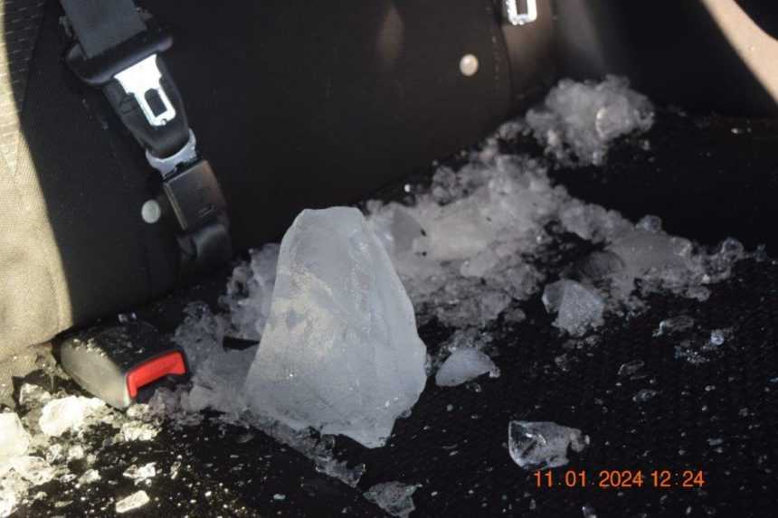 Na snÃƒÂ­mke auto po nehode.