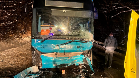 Cestujúci ani vodič autobusu sa nezranili.