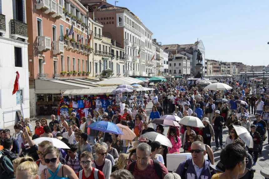 Benátky pritvrdzujú v boji s masovým turizmom: Mesto zakázalo veľké skupiny ľudí a používanie megafónov