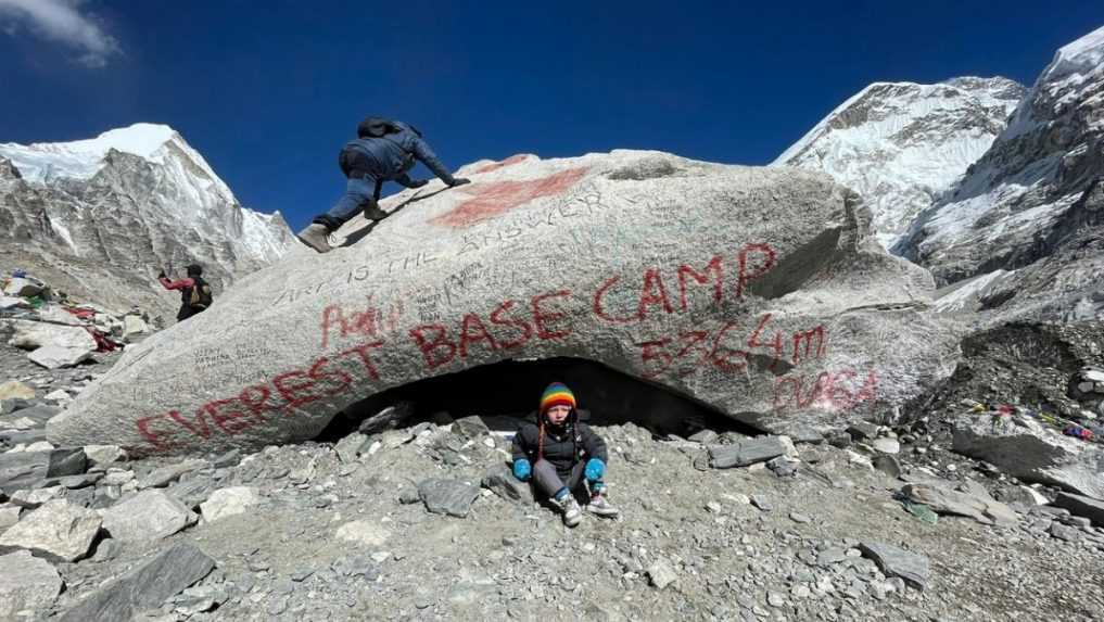 Dvojročný chlapec je zrejme najmladším človekom, ktorý dosiahol základný tábor Mount Everestu