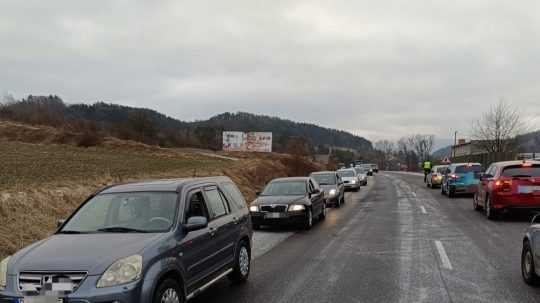 Trenčianski krajskí policajti informovali o vážnej nehode troch áut.