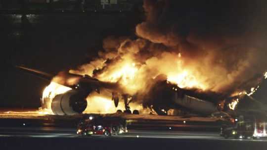 Horiace lietadlo spoločnosti Japan Airlines.