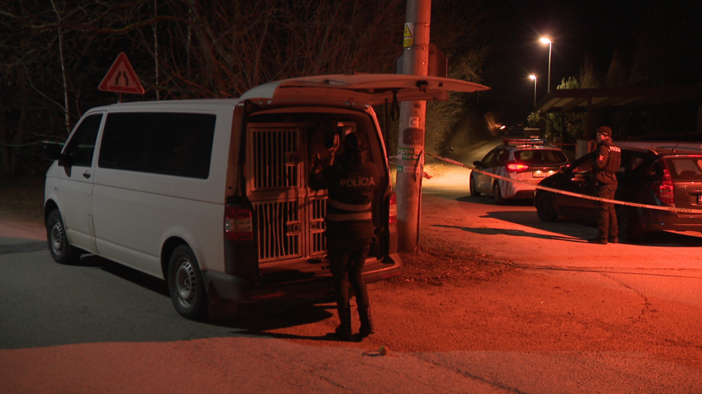 Polícia vyšetruje večernú streľbu v Limbachu v okrese Pezinok.
