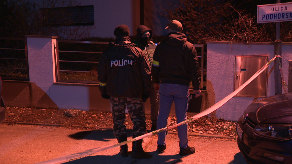 Policajti na mieste streľby v obci Limbach.