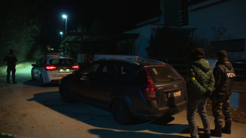 Policajné autá na mieste streľby v Limbachu v okrese Pezinok.
