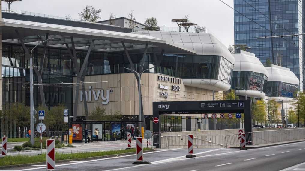 Muž, ktorý sa niekoľko hodín nachádzal na streche bratislavského obchodného centra, je už v rukách polície