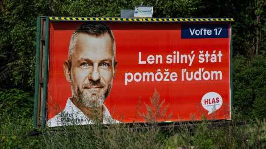 Na snímke billboard s Petrom Pellegrinim.