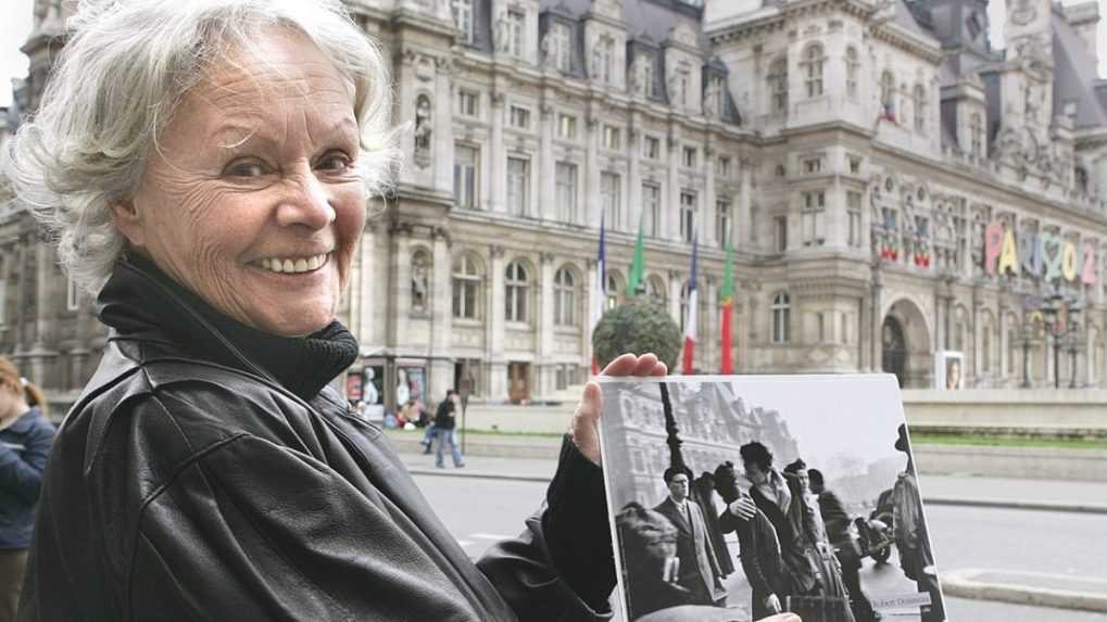 Zomrela žena zo svetoznámej fotografie Bozk pred radnicou