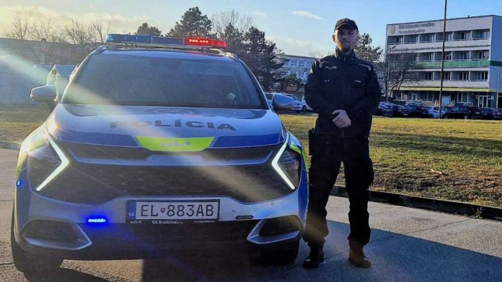 Policajt pomohol zúfalému otcovi, ktorý mal v aute dieťa v bezvedomí