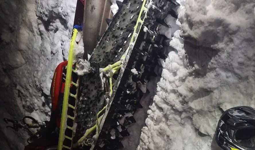 Snežný skúter zavalil muža, nehoda na severe Slovenska mala tragický koniec