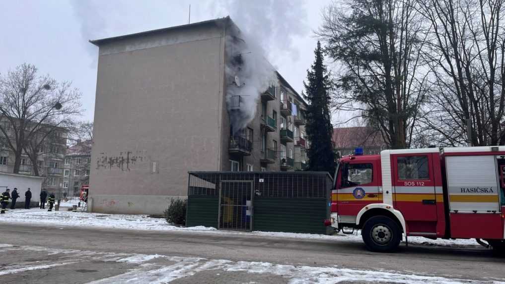 Hasiči zasahujú v byte v Rožňave.