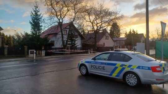 Policajné auto stojí pred domom strelca z pražskej univerzity.