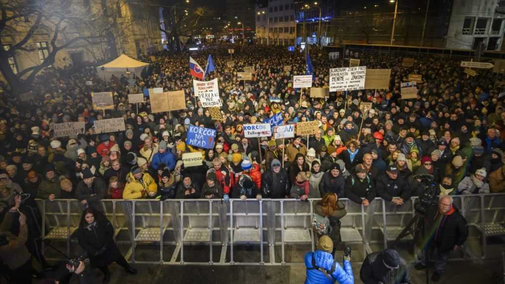 Ľudia na proteste proti vláde v Bratislave.