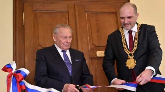 bývalý prezident Slovenskej republiky Rudolf Schuster a primátor mesta Košice Jaroslav Polaček strihajú pásku počas slávnostného otvorenia pracovne R. Schustera.